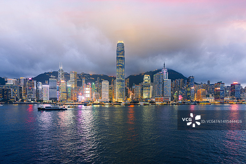 维多利亚港的香港城市景观和天际线图片素材