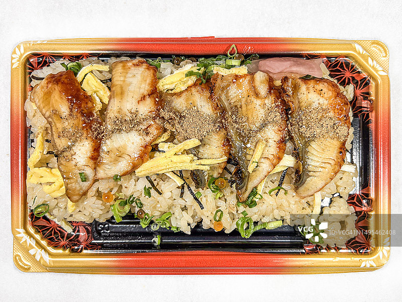 米饭上的切片蒲烧鳗鱼，鳗鱼饭便当图片素材