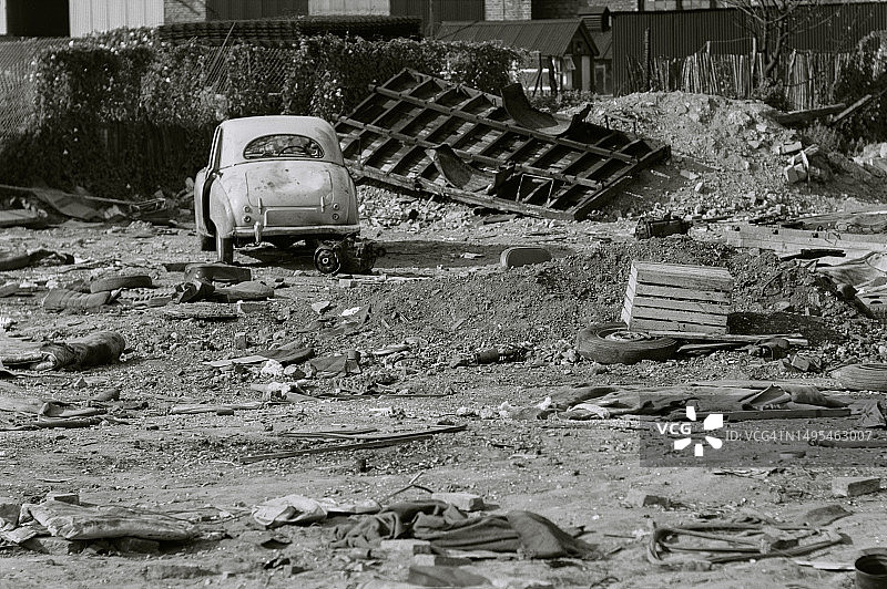 1975年伦敦巴特西废弃土地上的汽车残骸图片素材
