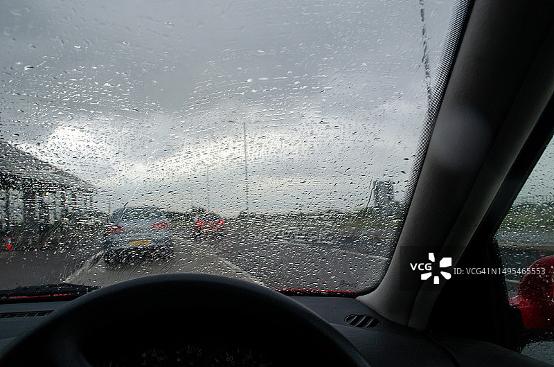 雨水模糊的汽车挡风玻璃特写图片素材