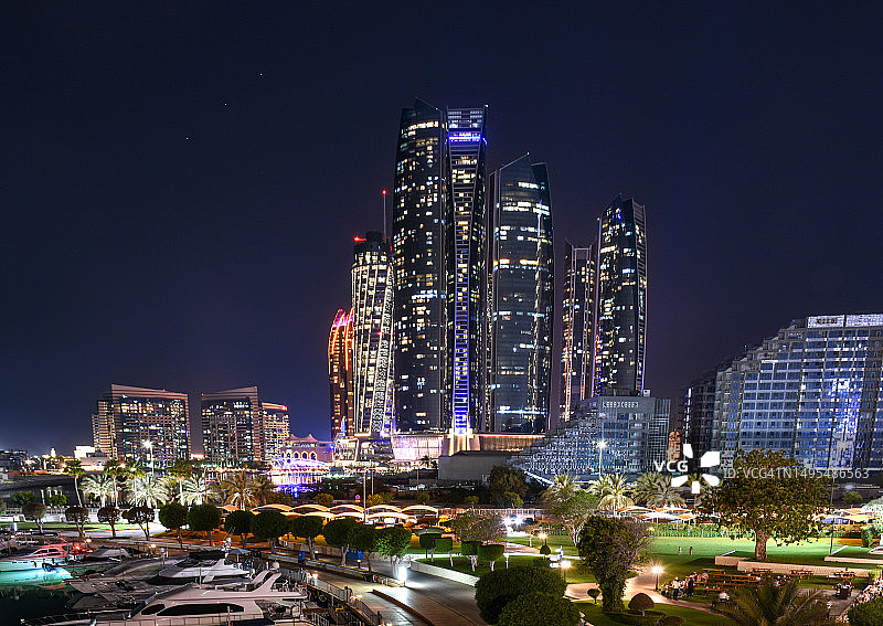阿联酋阿布扎比“阿提哈德大厦”夜景图片素材