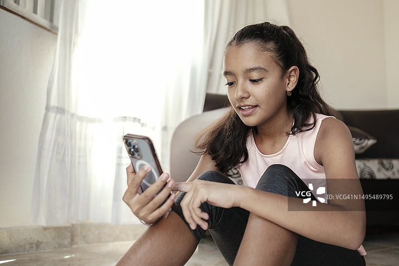 在家自拍的年轻拉丁裔女子图片素材