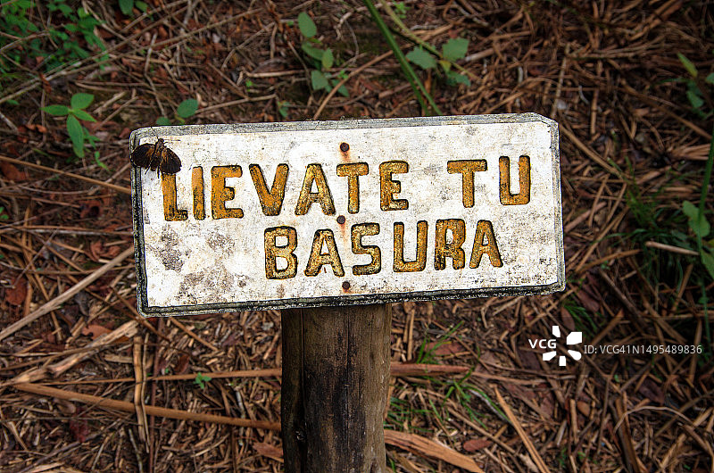 蒙特贝略湖群国家公园西班牙语标语：请带走你的垃圾，墨西哥恰帕斯图片素材