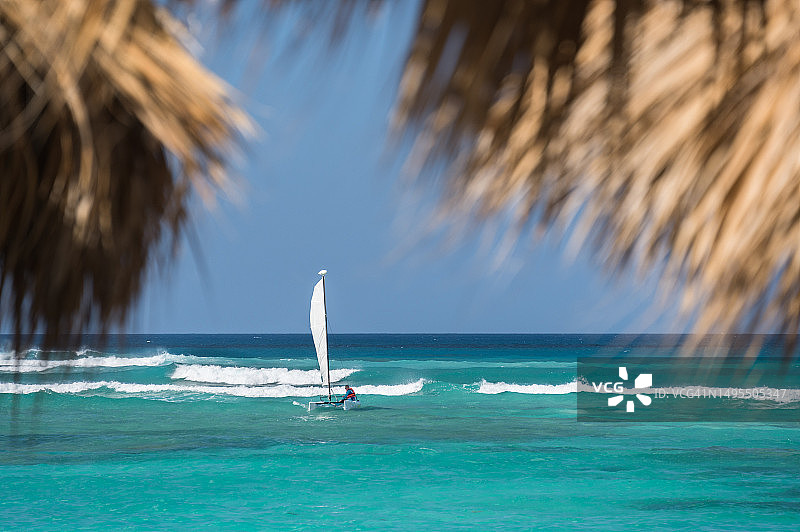 茅草伞下的帆船，蓬塔卡纳，多米尼加共和国图片素材