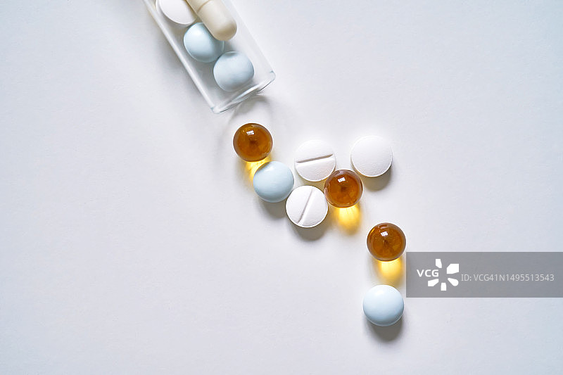 试管中的药片、维生素和膳食补充剂图片素材