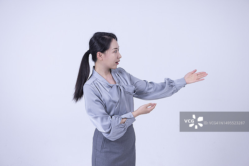 惊讶疑惑的年轻女商人图片素材