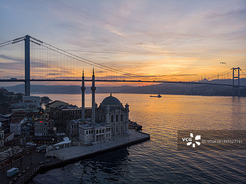 土耳其伊斯坦布尔奥尔塔科伊清真寺与博斯普鲁斯海峡的航拍图片素材