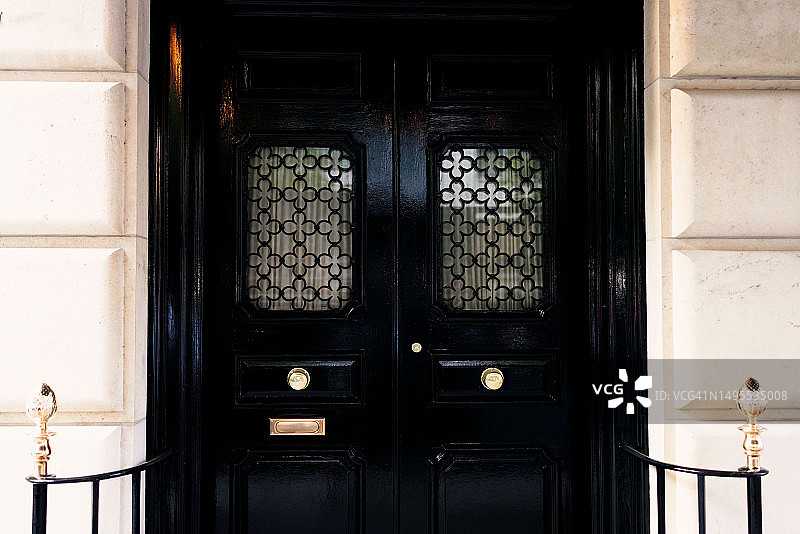 带有黄铜细节的双扇黑色大门图片素材