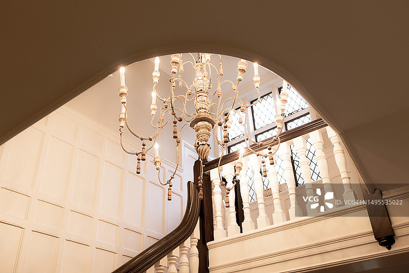 20世纪初都铎风格住宅吊灯图片素材