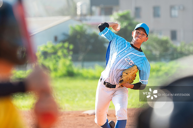 棒球投手在比赛中投球图片素材