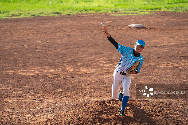 棒球比赛中投手在投手丘上投球高角度照片图片素材