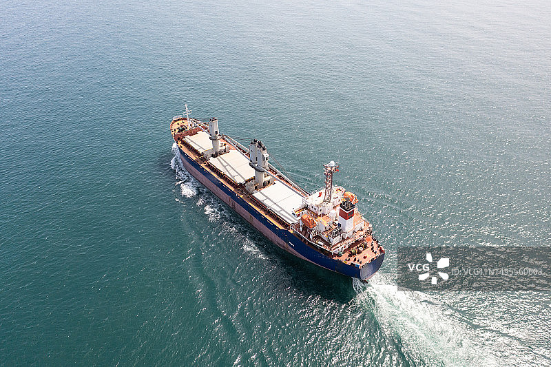 集装箱货船运输中鸟瞰图片素材