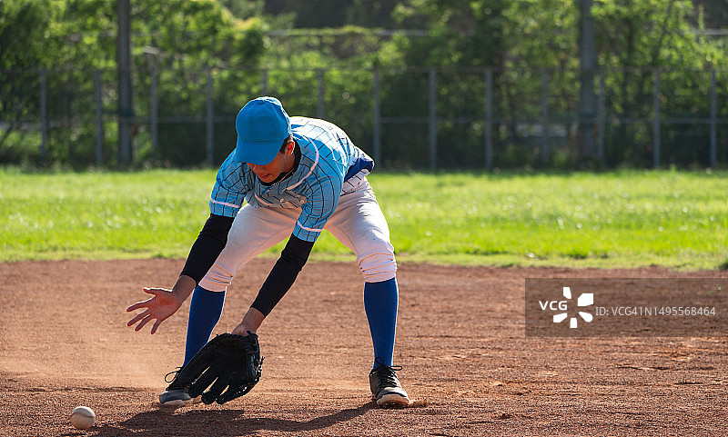 棒球内场手准备在比赛中接球图片素材