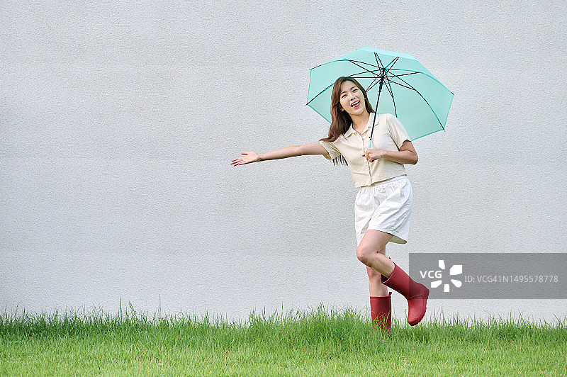 韩国的雨季，女人和雨伞图片素材