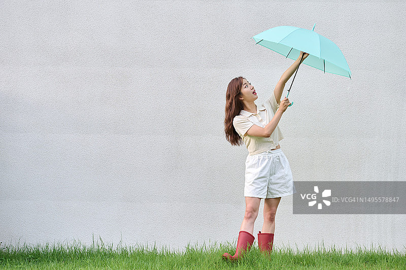 韩国的雨季，女人和雨伞图片素材