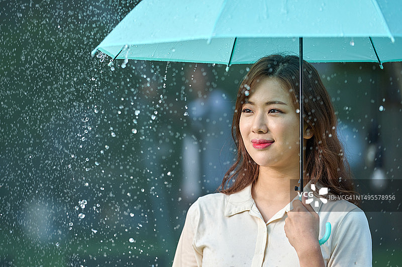 韩国的雨季，女人和雨伞图片素材