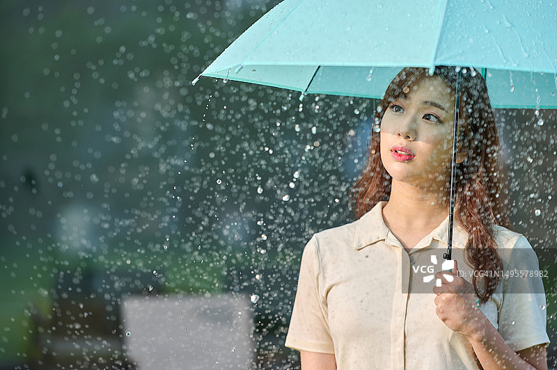 韩国的雨季，女人和雨伞图片素材