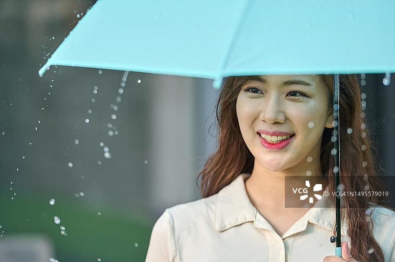韩国的雨季，女人和雨伞图片素材