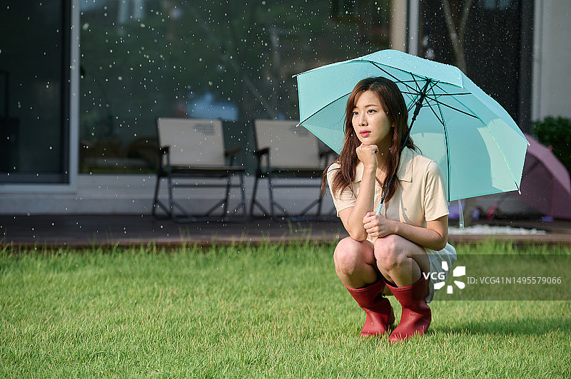 韩国的雨季，女人和雨伞图片素材