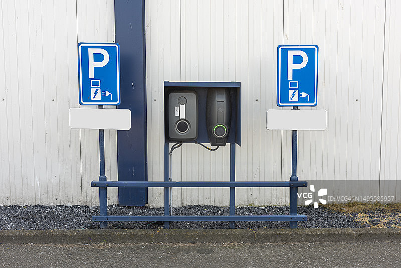 电动汽车充电桩的正面图图片素材
