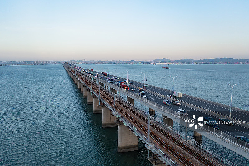 城市跨海大桥日落时的交通流量图片素材