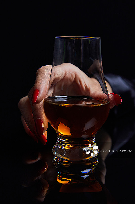 手势，威士忌，朗姆酒，烈酒，葡萄酒杯图片素材