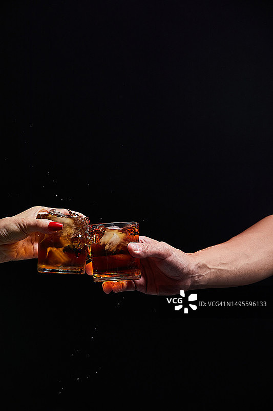 手势与威士忌酒杯图片素材