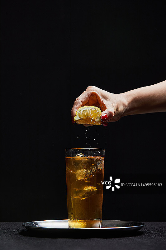 人手、手势、威士忌、朗姆酒、烈酒、玻璃杯、柠檬、高杯酒、挤压图片素材