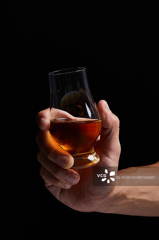 手势，威士忌，朗姆酒，烈酒，葡萄酒杯图片素材