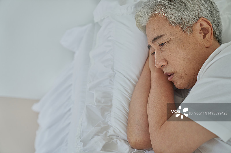 韩国老年人疲劳压力失眠图片素材