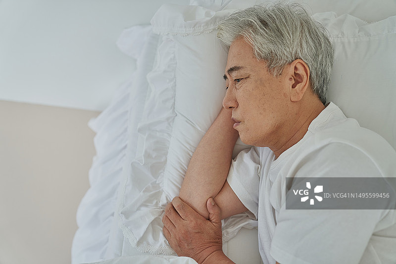 韩国老年人疲劳压力失眠图片素材