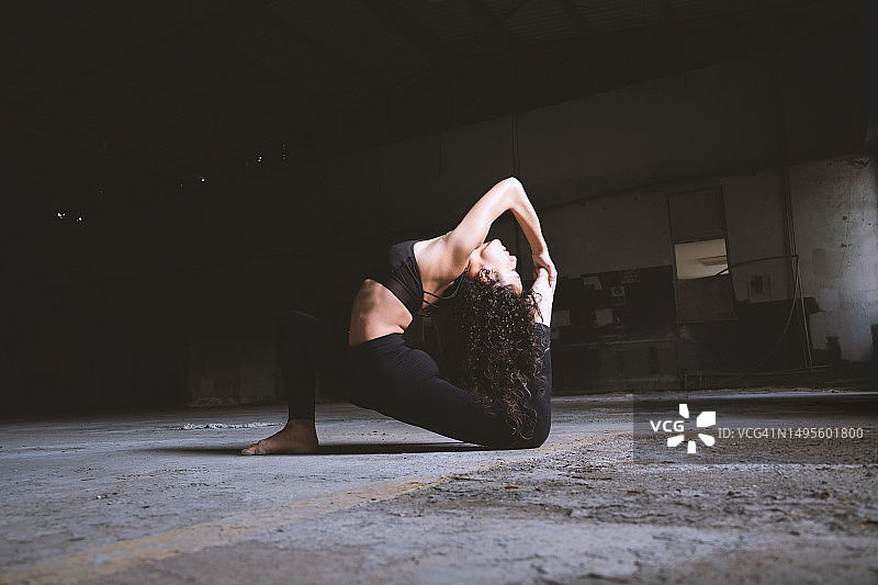 练习瑜伽的年轻女人图片素材