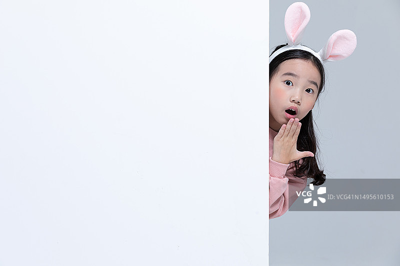 戴兔耳朵头箍的可爱孩子们，新年快乐图片素材