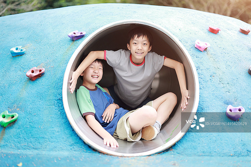 在隧道里的小男孩图片素材