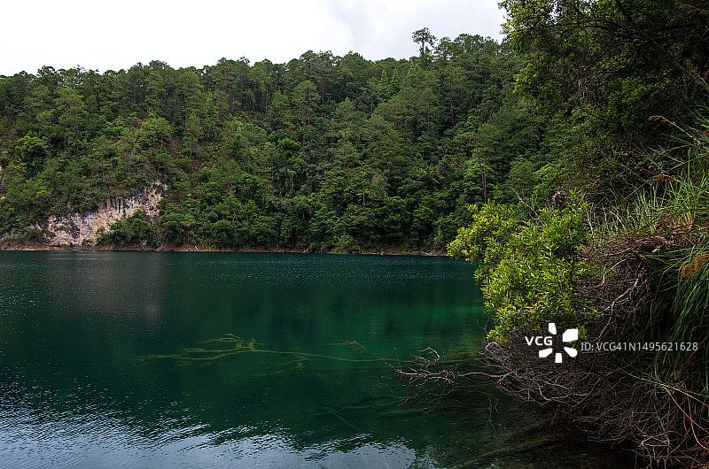 墨西哥恰帕斯蒙特贝洛湖群国家公园的梦幻泻湖图片素材
