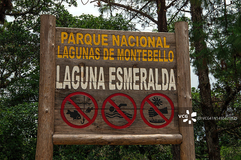 墨西哥恰帕斯蒙特贝洛湖国家公园翡翠湖的西班牙语标志图片素材