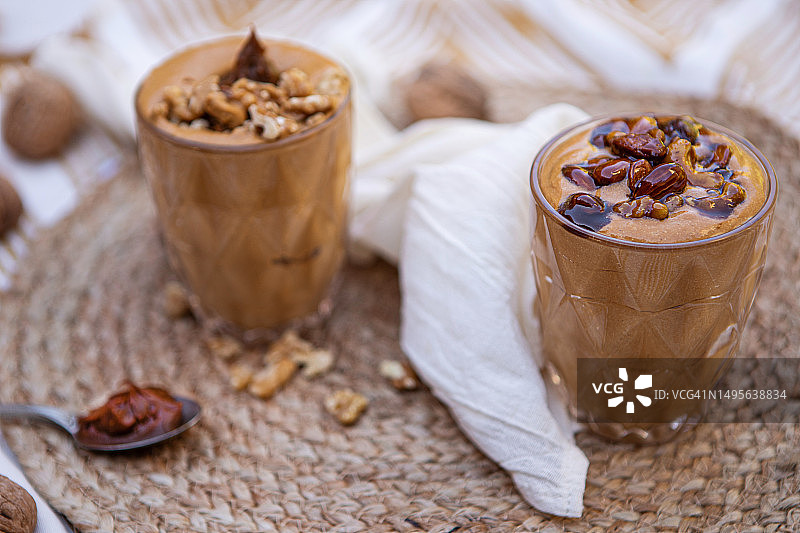 焦糖牛奶慕斯配焦糖干果图片素材
