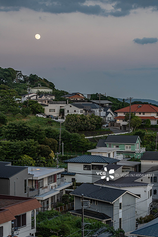 日本神奈川住宅区上空的日落图片素材