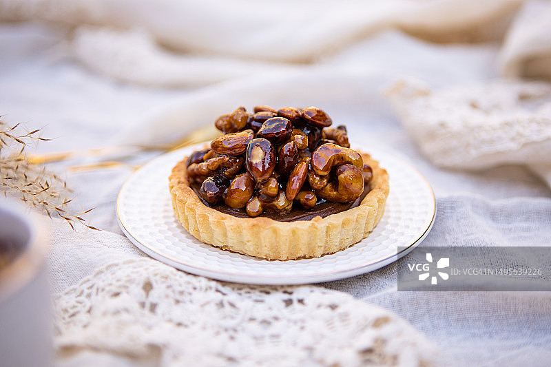 焦糖牛奶酱和焦糖干果派图片素材