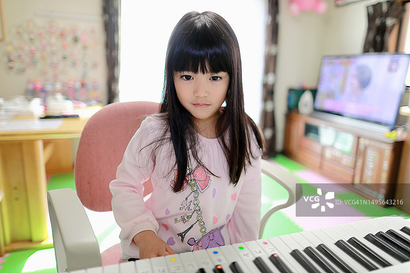 小女孩弹奏电子琴图片素材