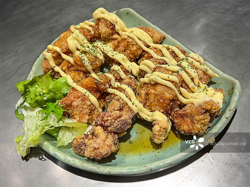 搭配蛋黄酱的糖醋炸鸡图片素材