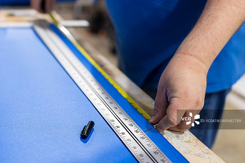 一个人正在测量泡沫地板衬垫图片素材