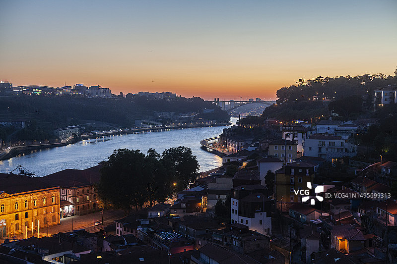 波尔图的杜罗河畔黄昏景色图片素材