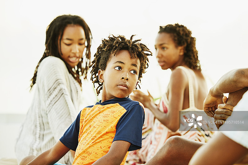 兄弟姐妹在全包式度假村的泳池边玩耍图片素材