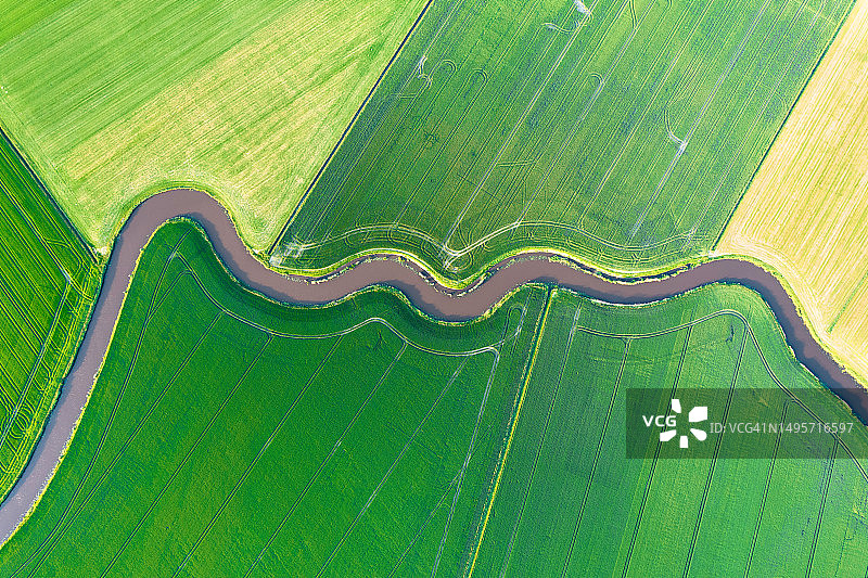 自然溪流穿过的清新农业景观图片素材