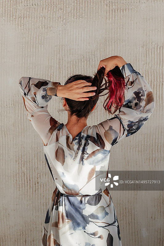 穿着丝绸裙的欧洲女孩发型工作室肖像图片素材