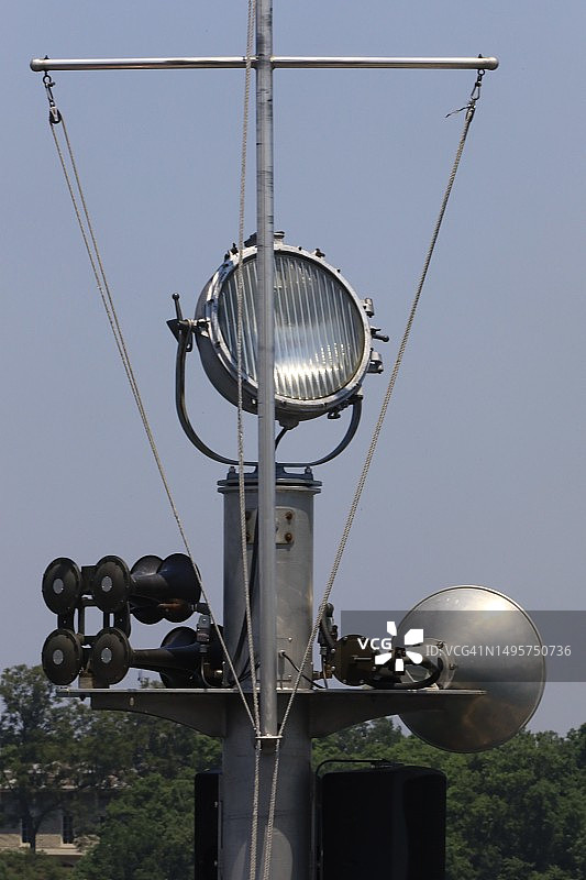 带有探照灯和扬声器的船桅图片素材