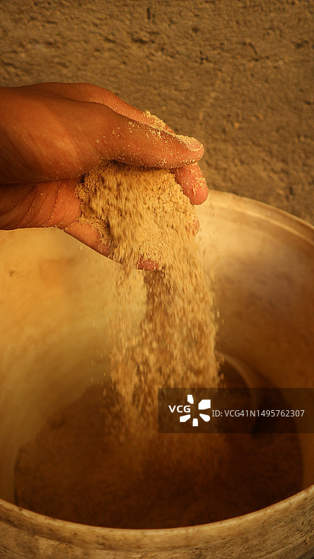用于鸡饲料混合的天然米糠图片素材