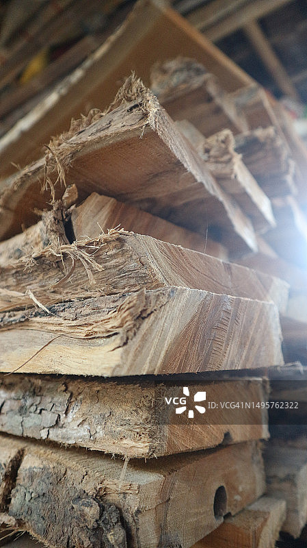 一堆柚木木片图片素材