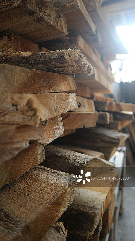 一堆柚木木片图片素材